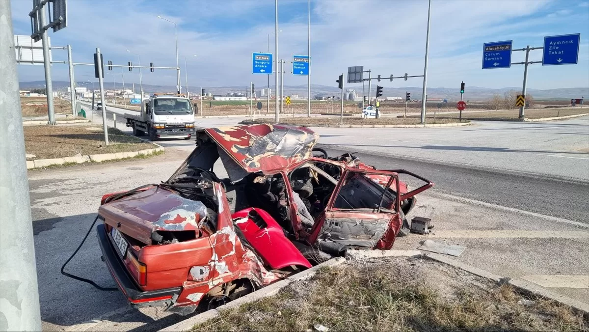 Çorum'da kamyonla çarpışan otomobilin sürücüsü öldü