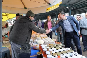 - "1 Nisan günü, kaybedeni olmayan, 4,5 milyon İzmirli hemşehrilerimizin