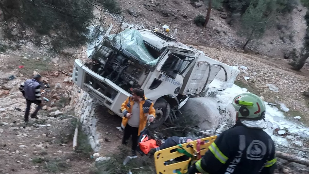 Denizli'de şarampole devrilen kamyondaki 1 kişi öldü, 1 kişi yaralandı