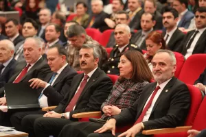 -"Biz tarihimize geleceğe bakarak sahip çıkan, projelendirerek, ileriye 'Türkiye'yi nasıl