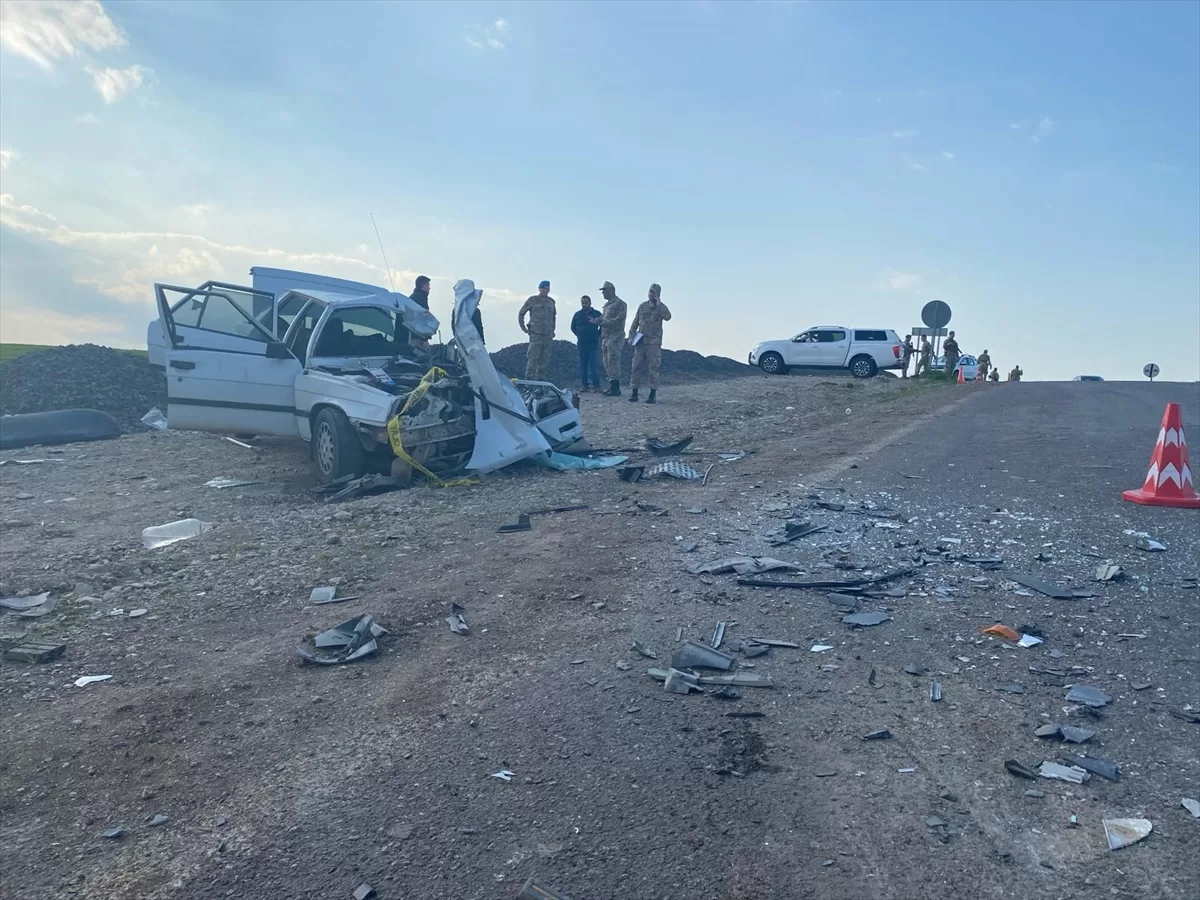 Diyarbakır'da kamyon ve otomobilin çarpıştığı kazada 2 kişi öldü,1 kişi yaralandı