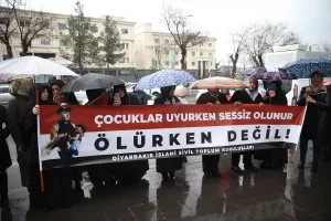 DİYARBAKIR (AA) – Diyarbakır'da hekimler, beyaz önlüklerle "sessiz yürüyüş" yaparak