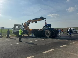 DİYARBAKIR (AA) – Diyarbakır'ın Çınar ilçesinde traktör ile otomobilin çarpışması