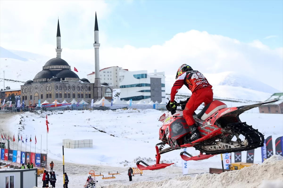 Dünya Kar Motosikleti Şampiyonası'nda sıralama yarışları yapıldı