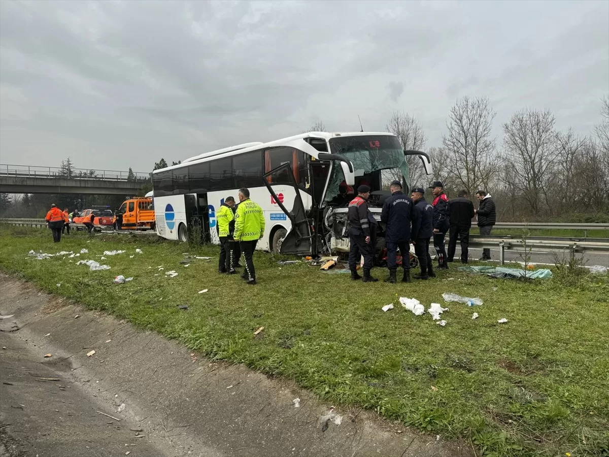 Düzce'de refüje çarpan yolcu otobüsündeki 9 kişi yaralandı