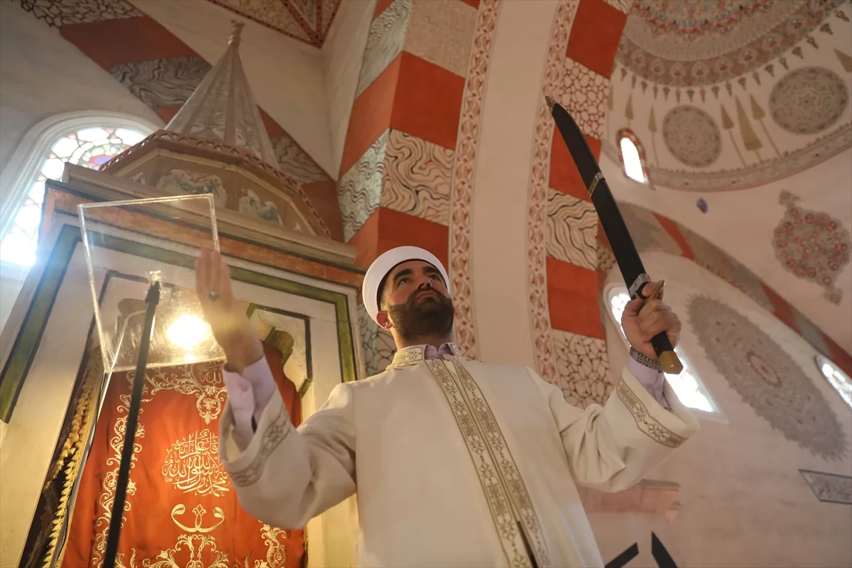 Edirne Eski Cami'de imamlar 6 asırdır hutbelere kılıçla çıkıyor