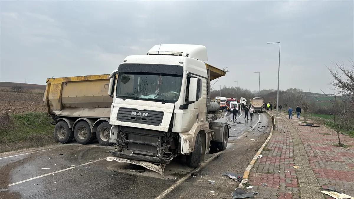 Edirne'de hafriyat kamyonlarının çarpıştığı kazada 1 kişi öldü