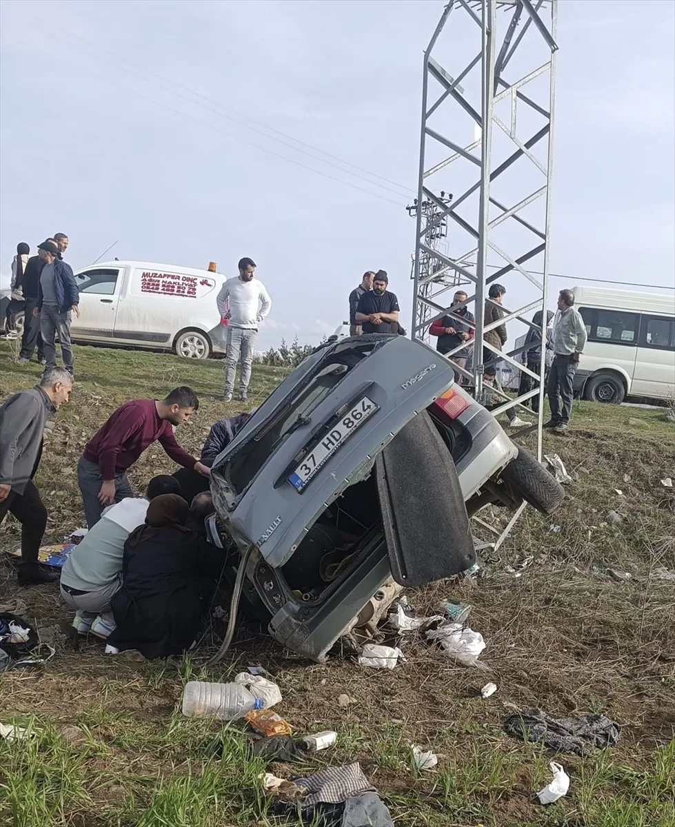 Elazığ'da devrildikten sonra elektrik direğine çarpan otomobildeki 5 kişi yaralandı