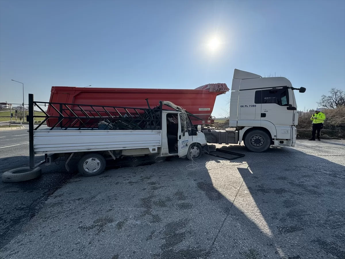 Elazığ'da tır ile kamyonetin çarpıştığı kazada 3 kişi yaralandı