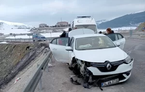 ERZİNCAN (AA) – Erzincan'da bariyerlere çarpan otomobildeki 2’si çocuk 6