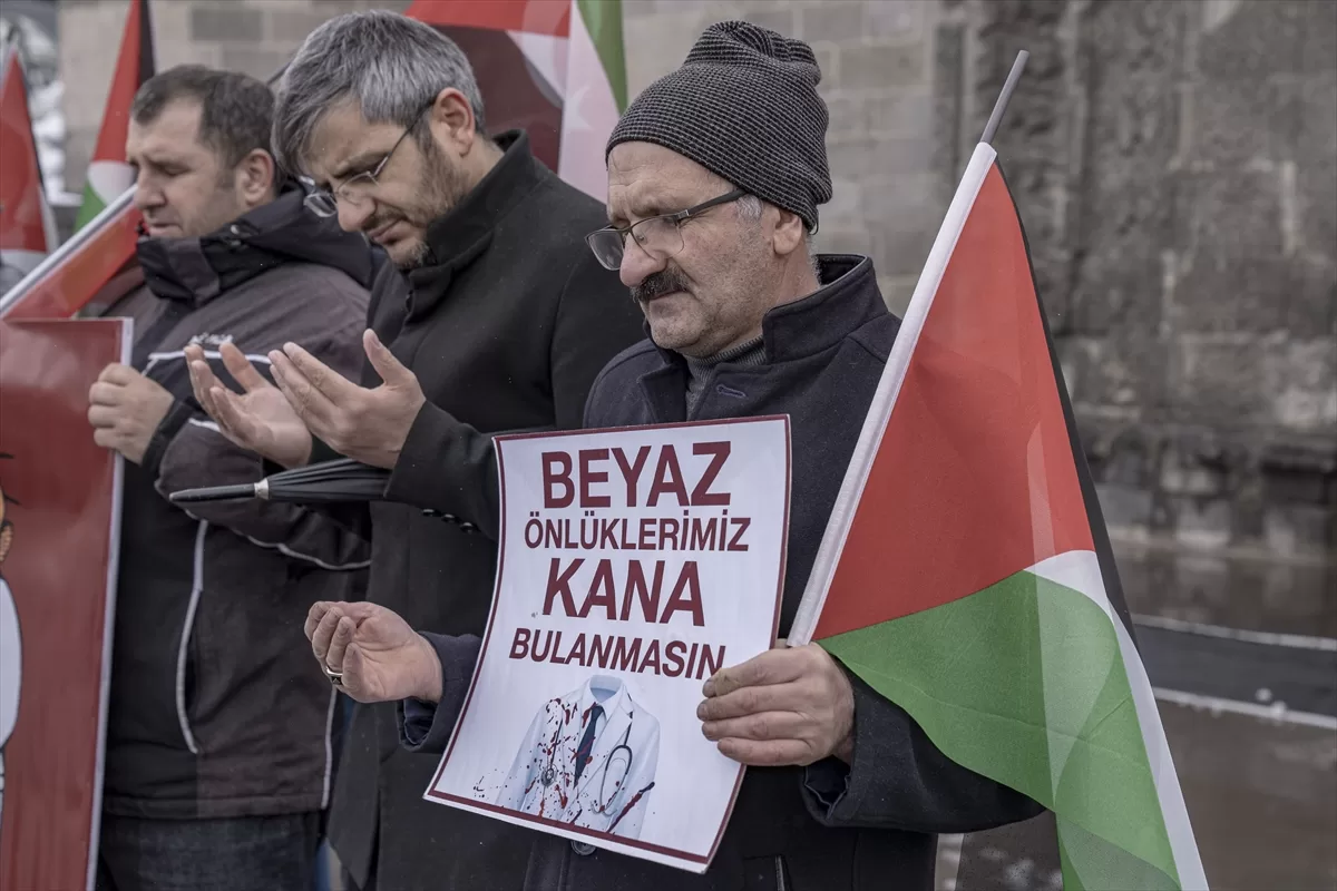 Erzurum'da sağlıkçılar kar yağışı altında Gazze için “sessiz yürüyüş” gerçekleştirdi