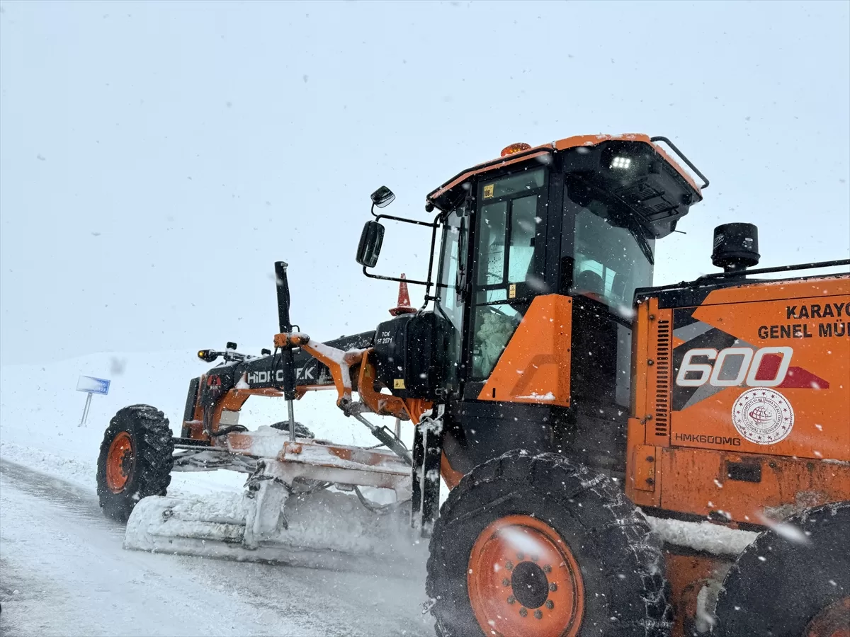 Erzurum'da Yayla Geçidi'nde ulaşım kar ve tipi dolayısıyla güçlükle sağlanıyor