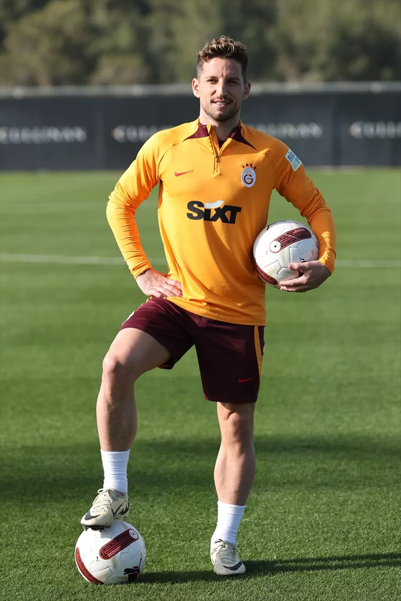 Galatasaraylı futbolcu Mertens, Antalya kampında gazetecilere açıklamada bulundu: