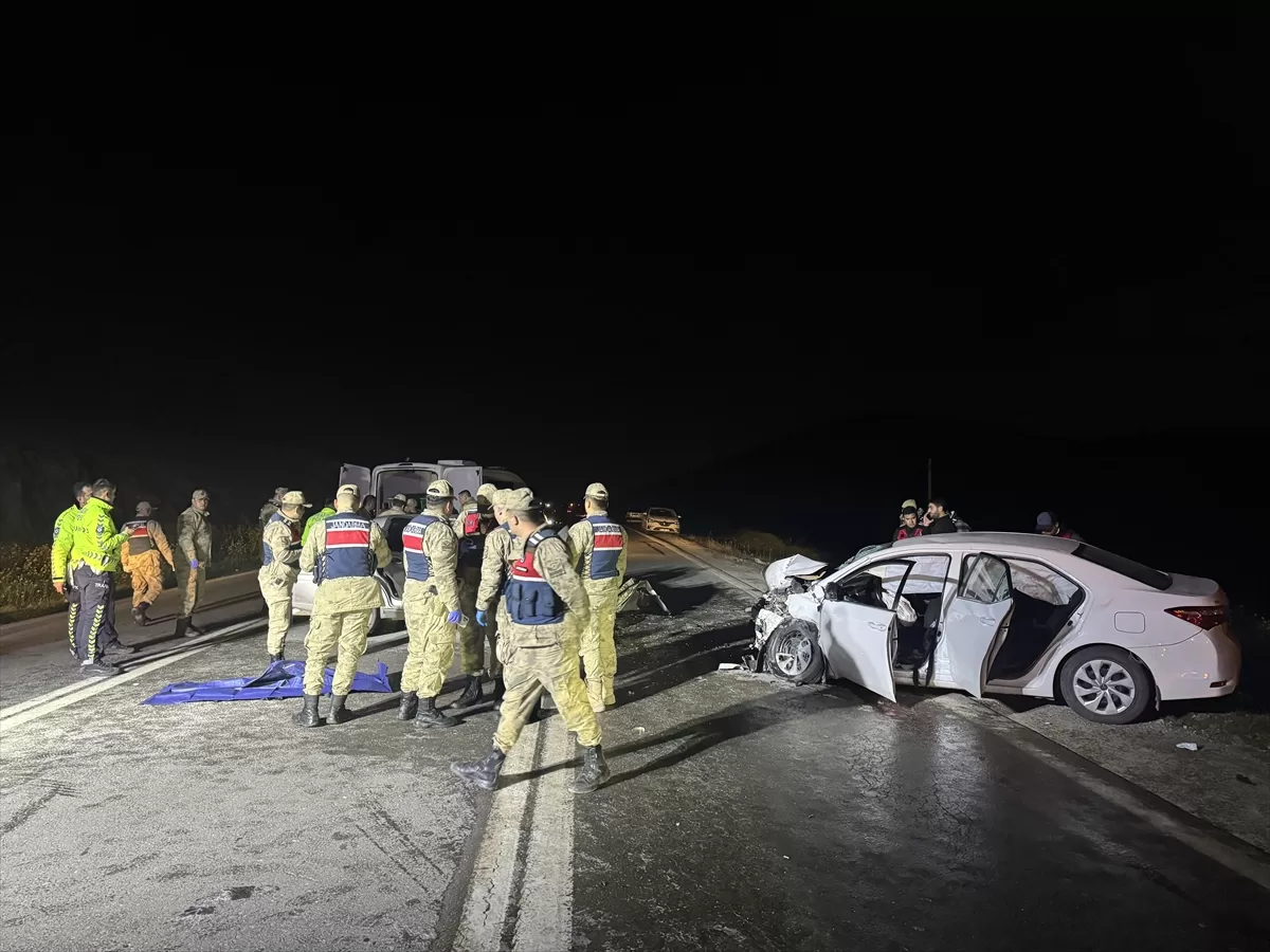 Gaziantep'te iki otomobilin çarpıştığı kazada 2 kişi öldü, 5 kişi yaralandı