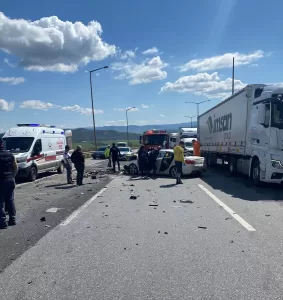 GAZİANTEP (AA) – Gaziantep’in Nurdağı ilçesinde tırla otomobilin çarpıştığı kazada