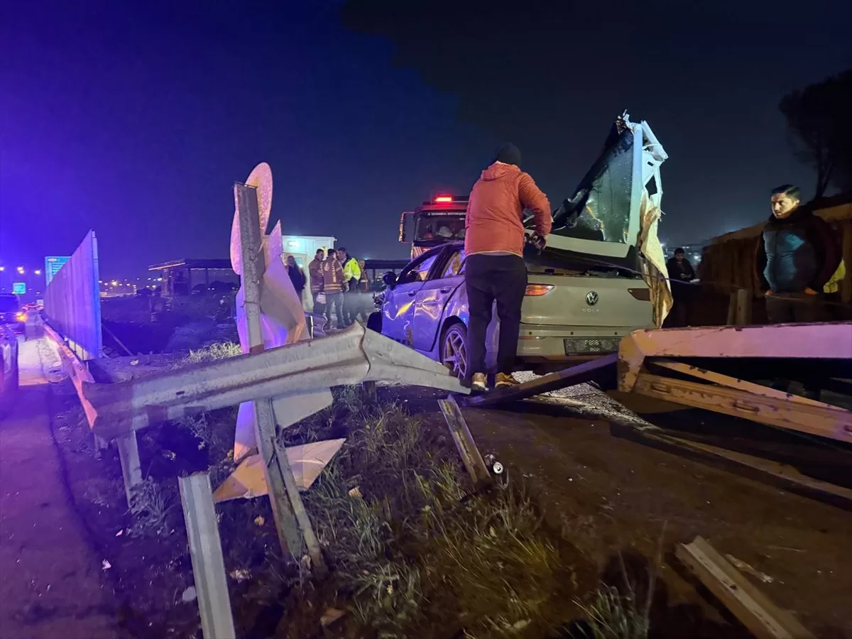 Gaziosmanpaşa'da bariyerlere çarpan otomobilin sürücüsü ağır yaralandı