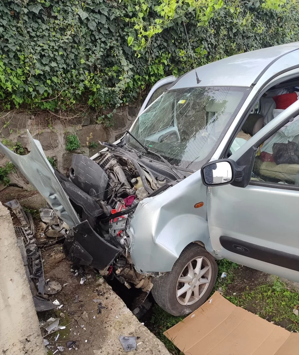 Giresun'da üst geçidin ayağına çarpan kamyonetteki 1 kişi öldü, 2 kişi yaralandı