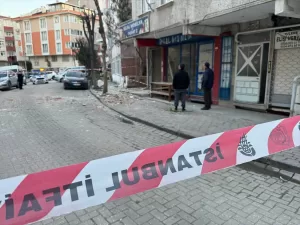 İSTANBUL (AA) – Güngören'de balkonu çöken 6 katlı apartmanın tahliye