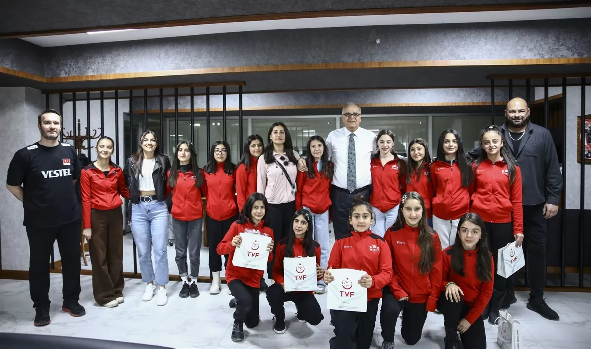 Hakkari Fabrika Voleybol Okulu'ndan TVF Başkanı Mehmet Akif Üstündağ'a ziyaret