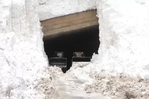 HAKKARİ (AA) – Hakkari'de Karayolları ekipleri, dün farklı noktalarda birden