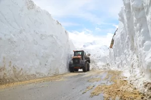 HAKKARİ (AA) – Hakkari'de karla mücadele ekipleri çığ nedeniyle kapanan