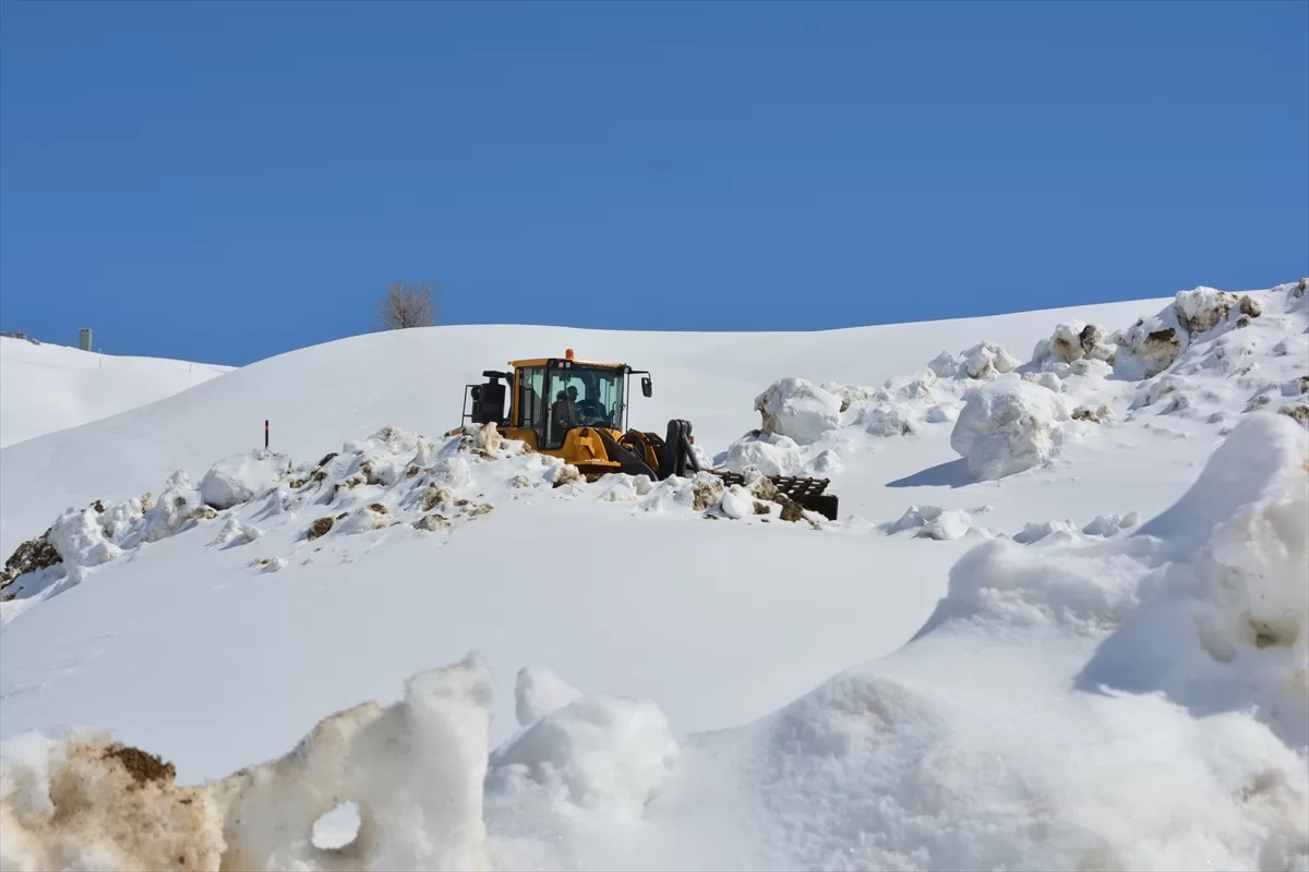 Hakkari'de ekipler, kar kalınlığının 5 metreyi bulduğu üs bölgesinin yolunu açmaya çalışıyor