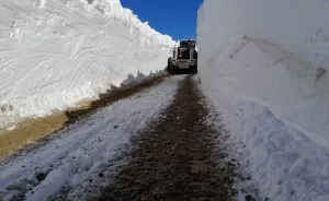 HAKKARİ (AA) – Hakkari'nin Yüksekova ilçesinde kar kalınlığının yer yer
