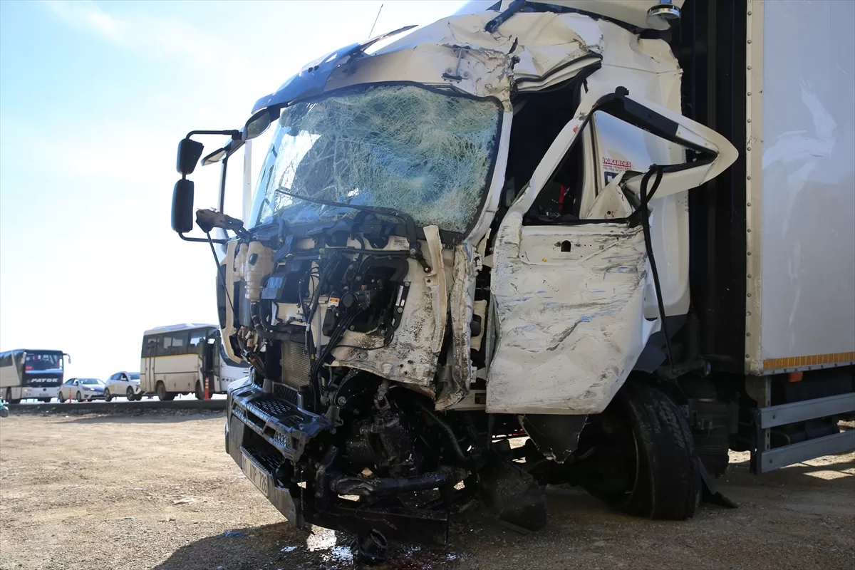 Hatay'da 3 aracın karıştığı kazada 4 kişi yaralandı