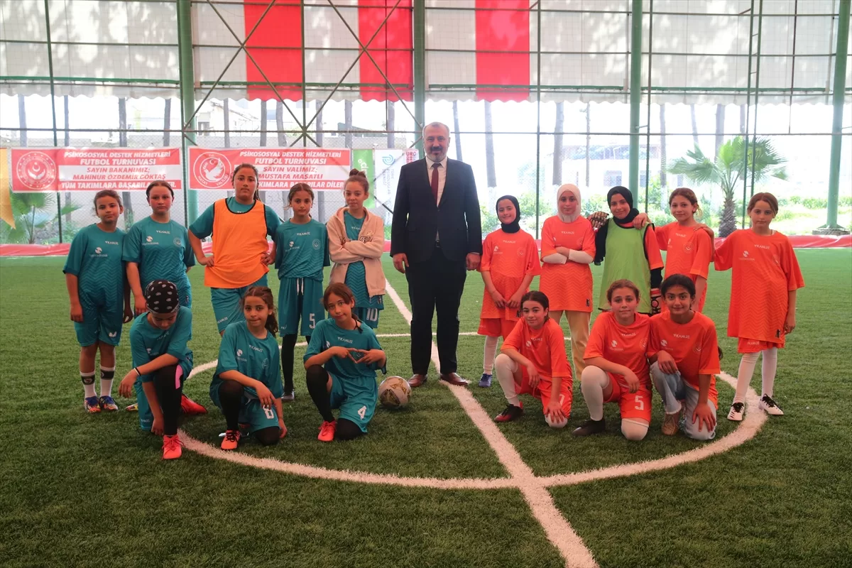 Hatay'da depremzede kız çocukları arasında düzenlenen futbol turnuvası başladı