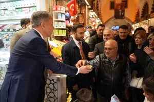 İSTANBUL (AA) – İçişleri Bakanı Ali Yerlikaya, Fatih'in tarihi çarşılarında