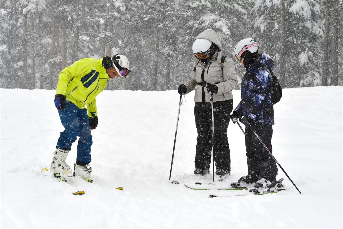 İranlı turistler nevruz tatilini Sarıkamış'ta kayak yaparak geçiriyor