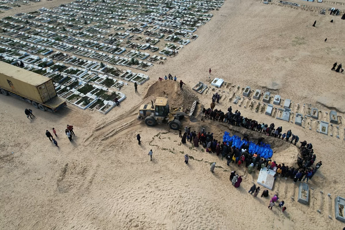 İsrail'in teslim ettiği 47 Filistinlinin cenazesi Gazze'de toplu mezara defnedildi