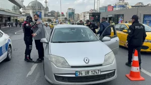 İSTANBUL (AA) – İstanbul'da, polis ekiplerince "huzur uygulaması" yapıldı. Fatih,