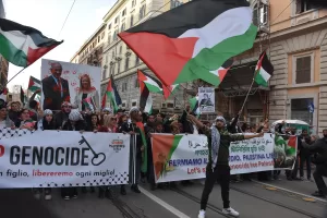 ROMA (AA) – İtalya'da binlerce kişi, "Gazze'de soykırım dursun" çağrısıyla