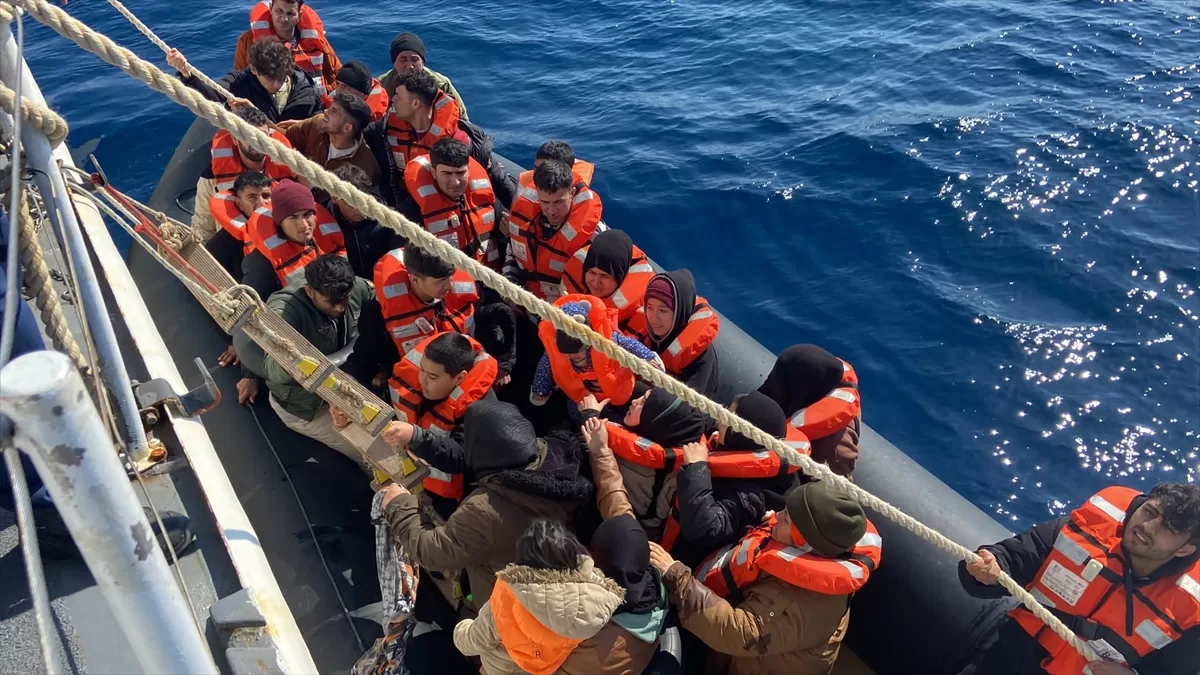 İzmir açıklarında 33 düzensiz göçmen kurtarıldı, 129 göçmen yakalandı