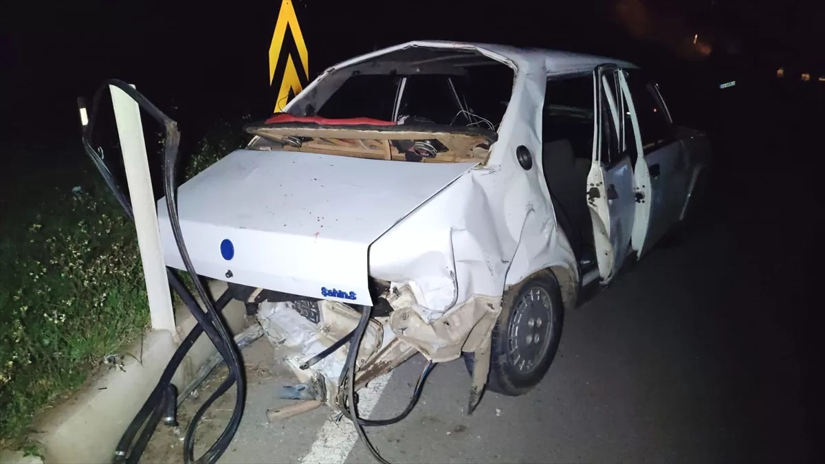 İzmir'de iki otomobilin çarpıştığı kazada 1 kişi öldü, 3 kişi yaralandı