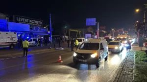 İZMİR (AA) – İzmir'in Karabağlar ilçesinde otomobilin yayalara çarpması sonucu