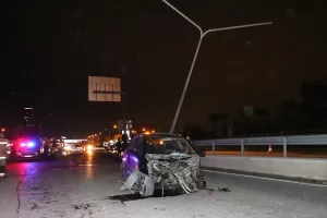 İZMİR (AA) – İzmir'in Bayraklı ilçesinde refüje ve aydınlatma direğine