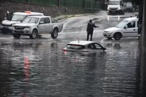 - Kemalpaşa'da suyla dolan alt geçitte 1 otomobil mahsur kaldı