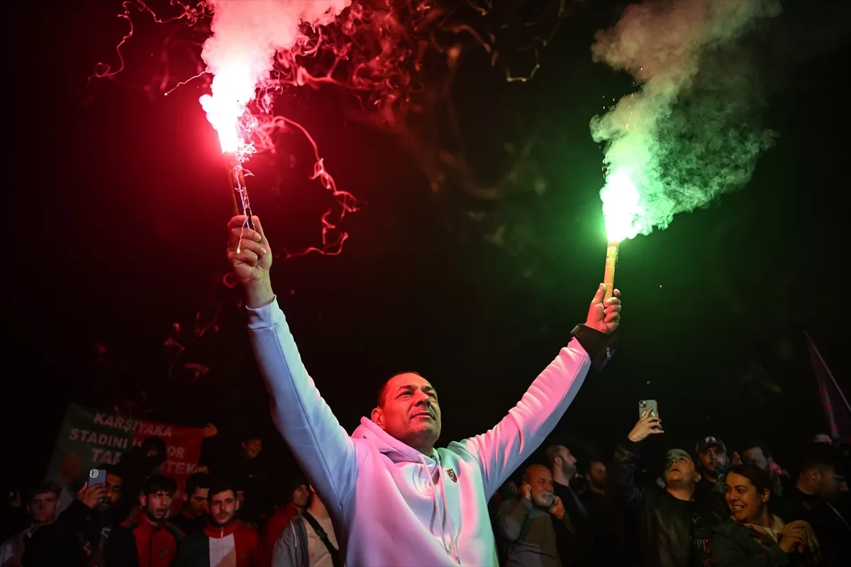 İzmir'de taraftarlar Karşıyaka Stadı için miting yaptı