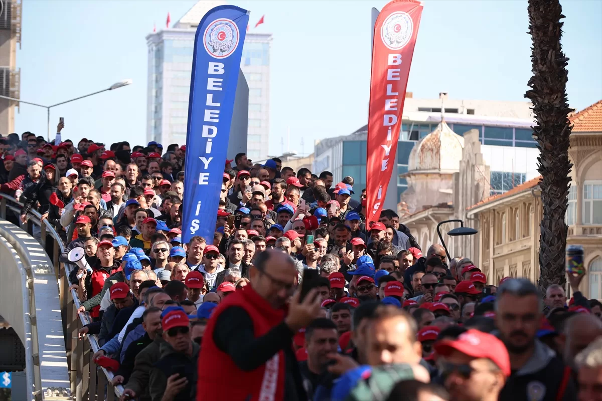 İzmir'de TİS görüşmelerinden sonuç alamayan Büyükşehir Belediyesi işçileri eylem yaptı