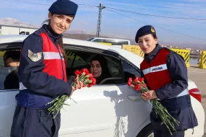 KAYSERİ (AA) – Kayseri'de kadın jandarmalar, kontrol noktasında durdurdukları araçlardaki