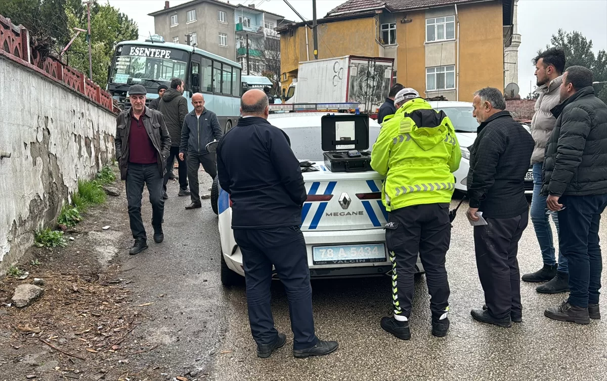 Karabük'te bahçe duvarına çarpan minibüsteki 5 yolcu yaralandı