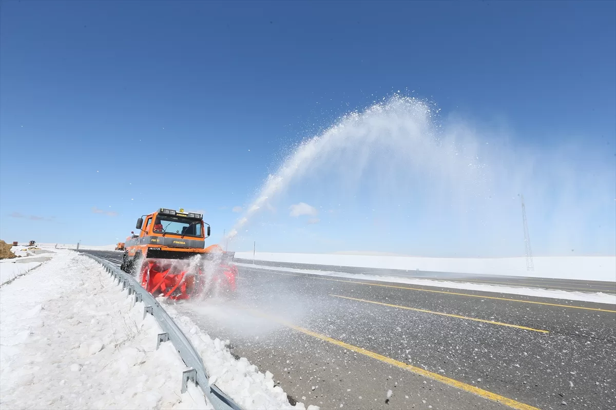 Kars'ta bahar ve kış bir arada yaşanıyor