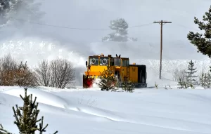 KARS (AA) – Kars'ın Sarıkamış ilçesinde, caddelerde biriken kar kütleleri