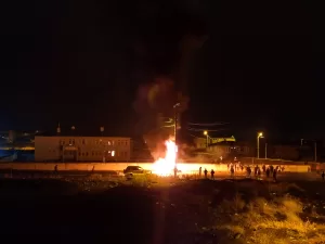 KARS (AA) – Kars'ta Nevruz Bayramı kutlamalarında itfaiye ekiplerine taş