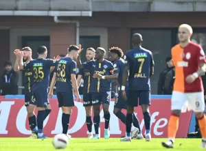 - Kasımpaşa: 1 - Galatasaray: 1 (İlk yarı)