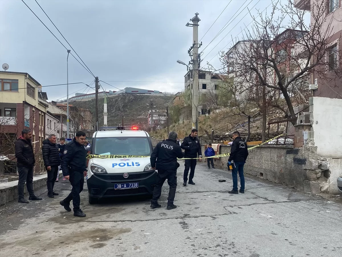 Kayseri'de bıçaklı kavgada 2 kişi yaralandı
