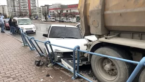 KAYSERİ (AA) – Kayseri'nin Kocasinan ilçesinde, iki otomobilin park halindeki