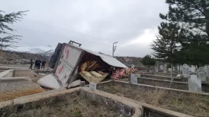 KAYSERİ (AA) – Kayseri'nin Hacılar ilçesinde tırın mezarlığa devrilmesi sonucu